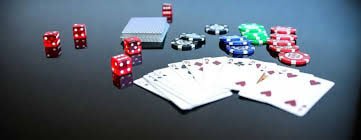 slot618 Myanmar ကစားသမားများ Mobile ဖြင့် Online Game ကစားနေသောမြင်ကွင်း