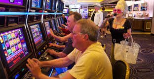 တိုက်ရိုက်ကာစီနို Dealer နှင့် Baccarat ကစားနေသော မြင်ကွင်း